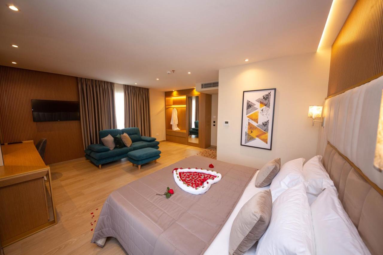 Merar Hotel Golem  Eksteriør billede
