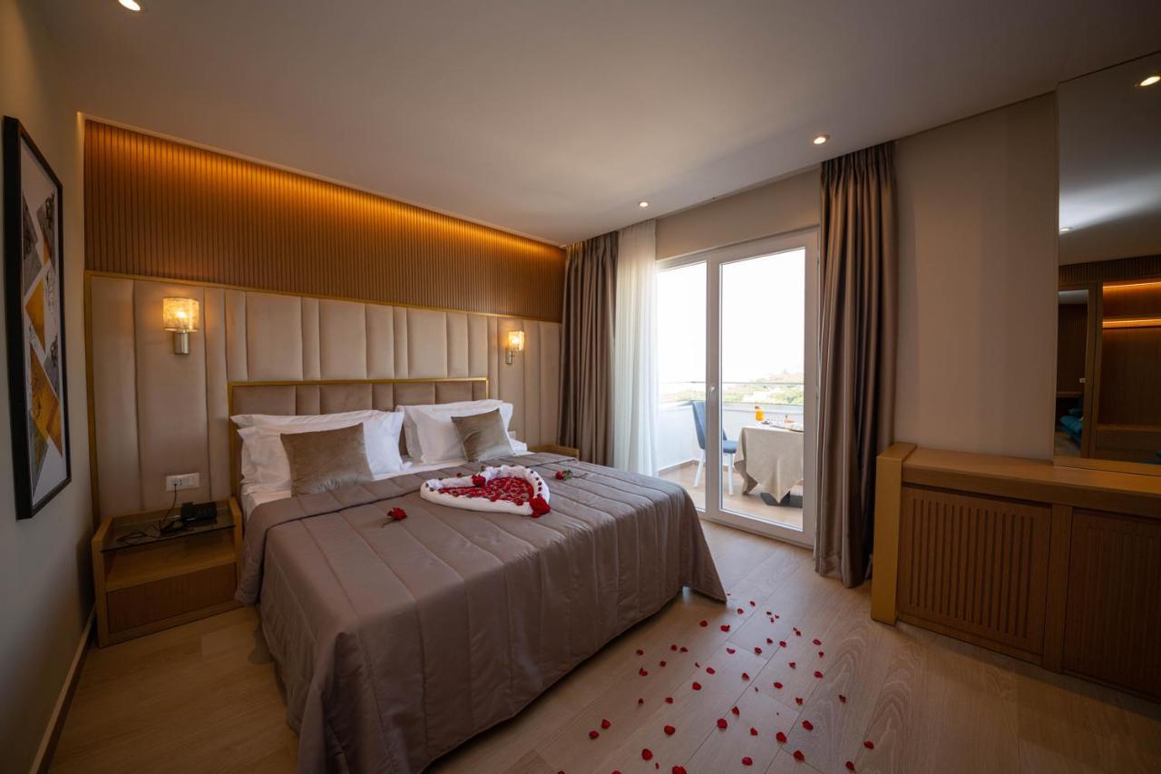 Merar Hotel Golem  Eksteriør billede
